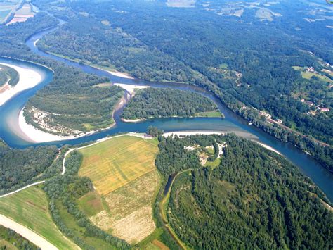 Rijeka Drava/The Drava River .
